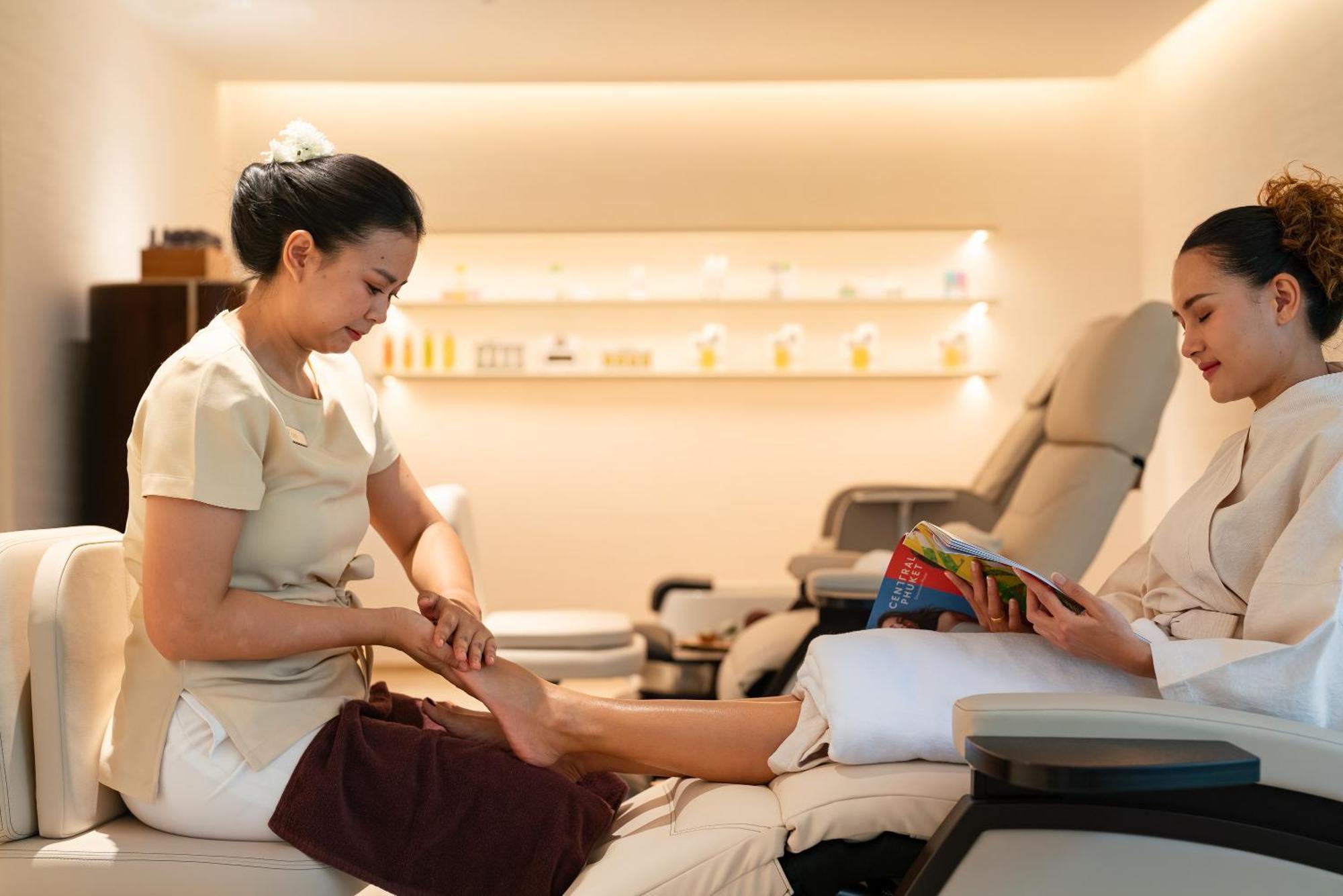 Saii Laguna Phuket Plaja Bang Tao Exterior foto Thai foot massage