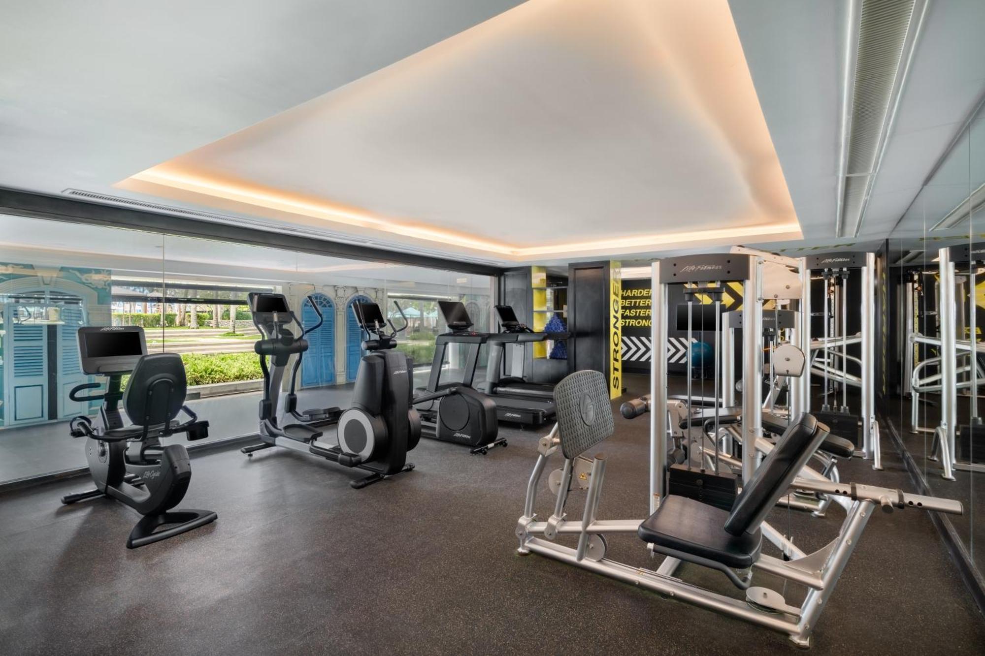 Saii Laguna Phuket Plaja Bang Tao Exterior foto The gym at the hotel